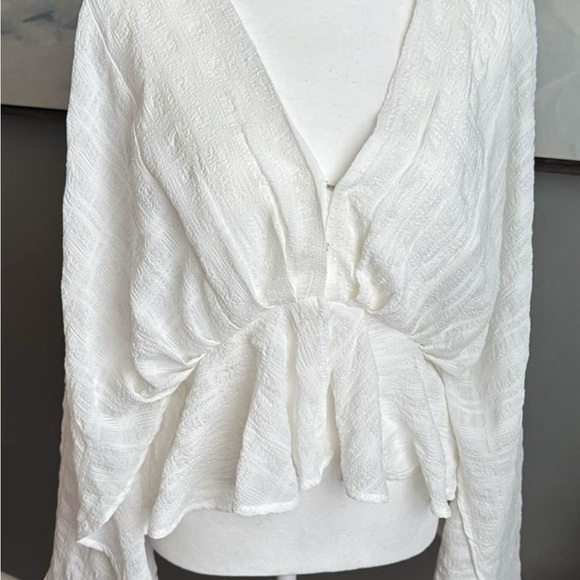 Francesca's Collections Tops - Boho Festival Long sleeve white kimono size medium